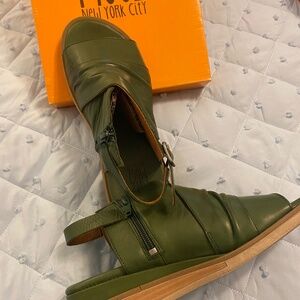Miz Mooz sandal new in box size 37
